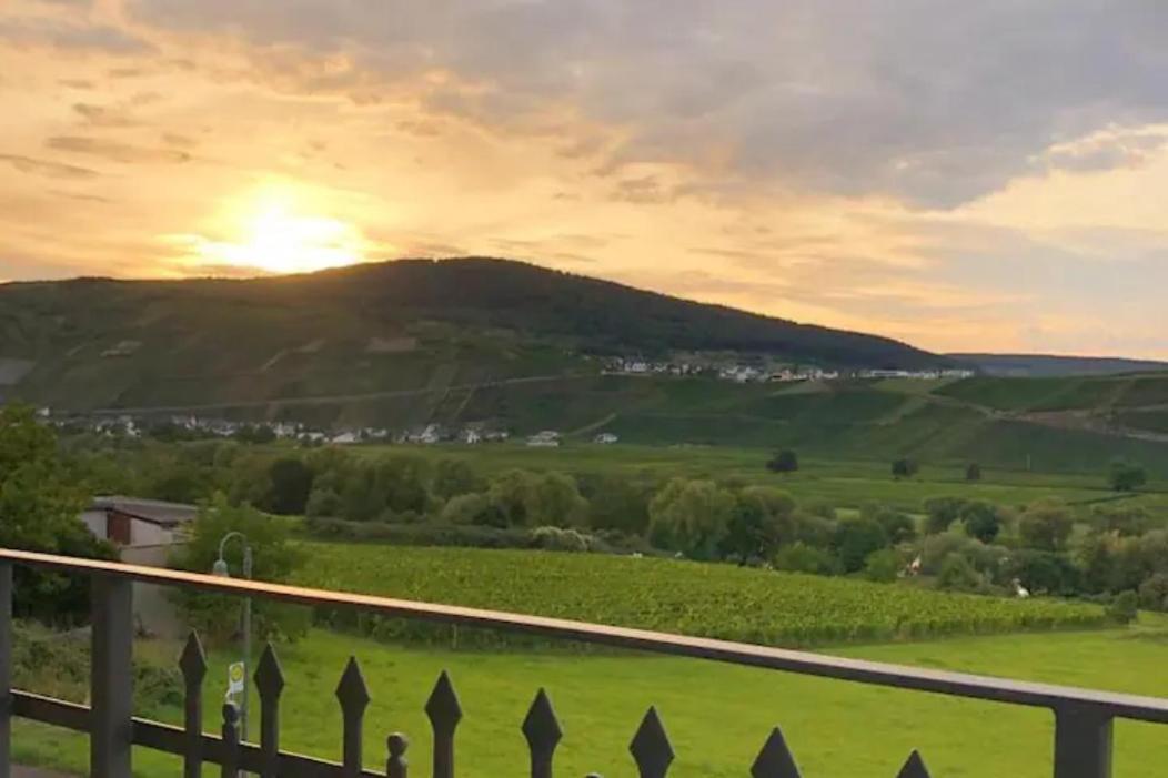 The Old Gemeinde House By The Mosel River Leilighet Brauneberg Eksteriør bilde